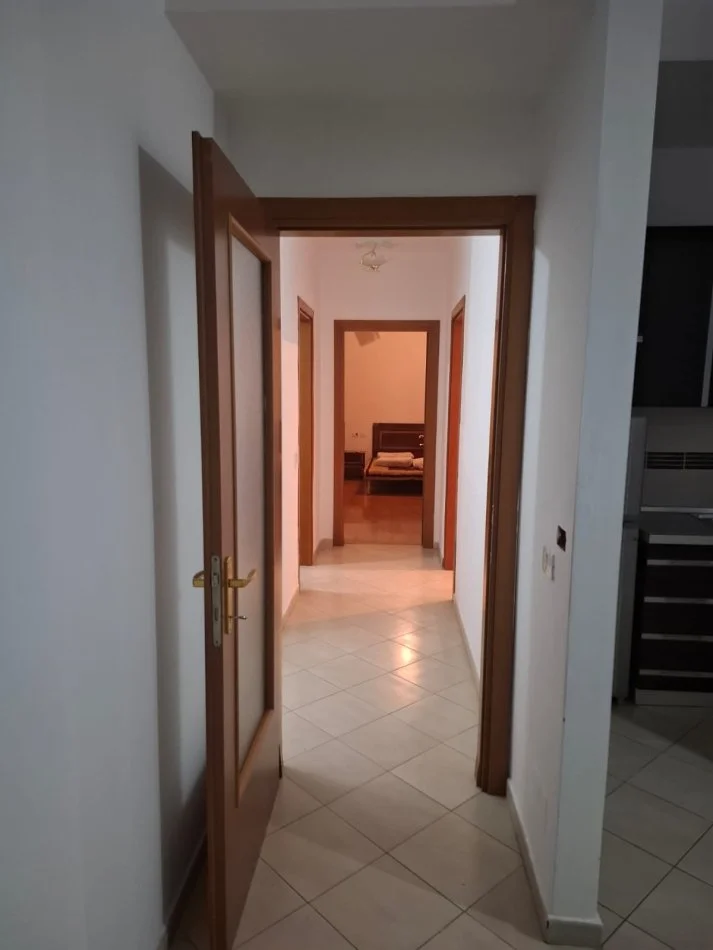 Tirane, jepet me qera apartament 2+1+Ballkon Kati 5, 120 m² 600 € (Komuna e parisit, Kristal Center , Pallati i Conad)