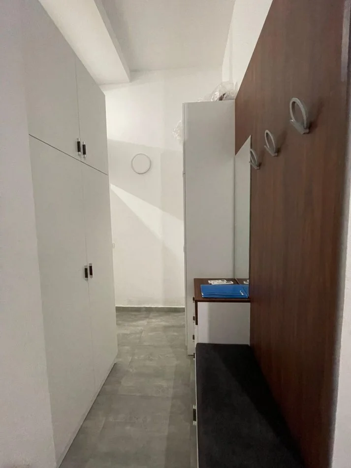 Okazion!!!! te Kompleksi Kontakt Tirane, shes apartament 1+1+Ballkon Kati 1, (Frosina Plaku