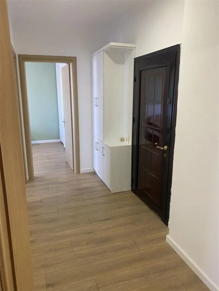 Tirane, jepet me qera apartament 2+1+Ballkon Kati 6, 90 m² 550 € (rruga Rexhep Shala)