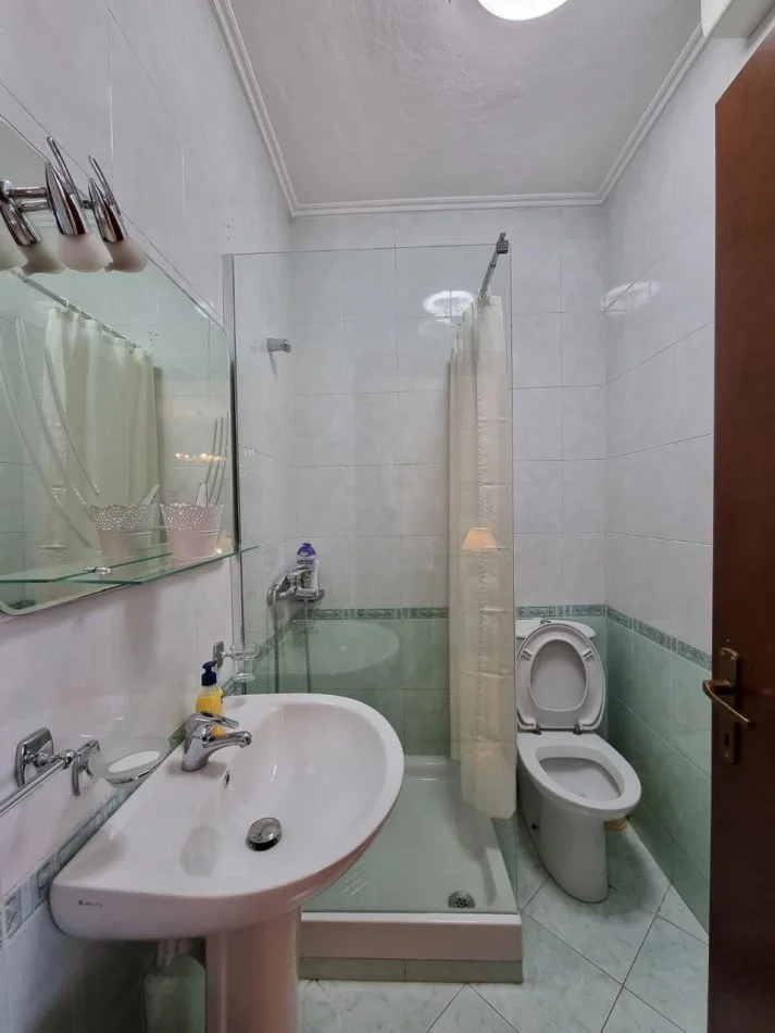 Tirane, jepet me qera apartament 2+1 Kati 5, 130 m² 1.000 € 