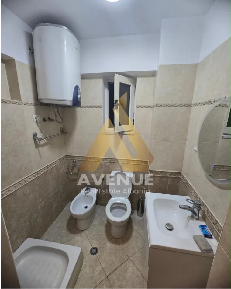 Tirane, jepet me qera apartament 1+1 Kati 7, 650 € (Rruga Barrikadave)