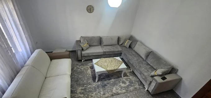 Tirane, jepet me qera apartament 1+1+Aneks+Ballkon Kati 1, 65 m² 500 € (Rruga e kavajes)