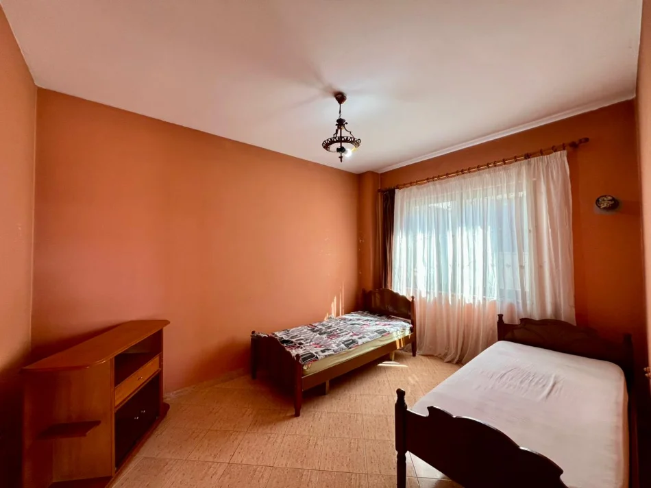 Tirane, jepet me qera shtepi 5+1+Ballkon Kati 2, 250 m² 550 € (Rruga Shefqet Kuka)