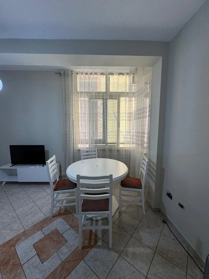 Tirane, jepet me qera apartament duplex 1+1 Kati 3, 500 € (Rruga e kavajes)