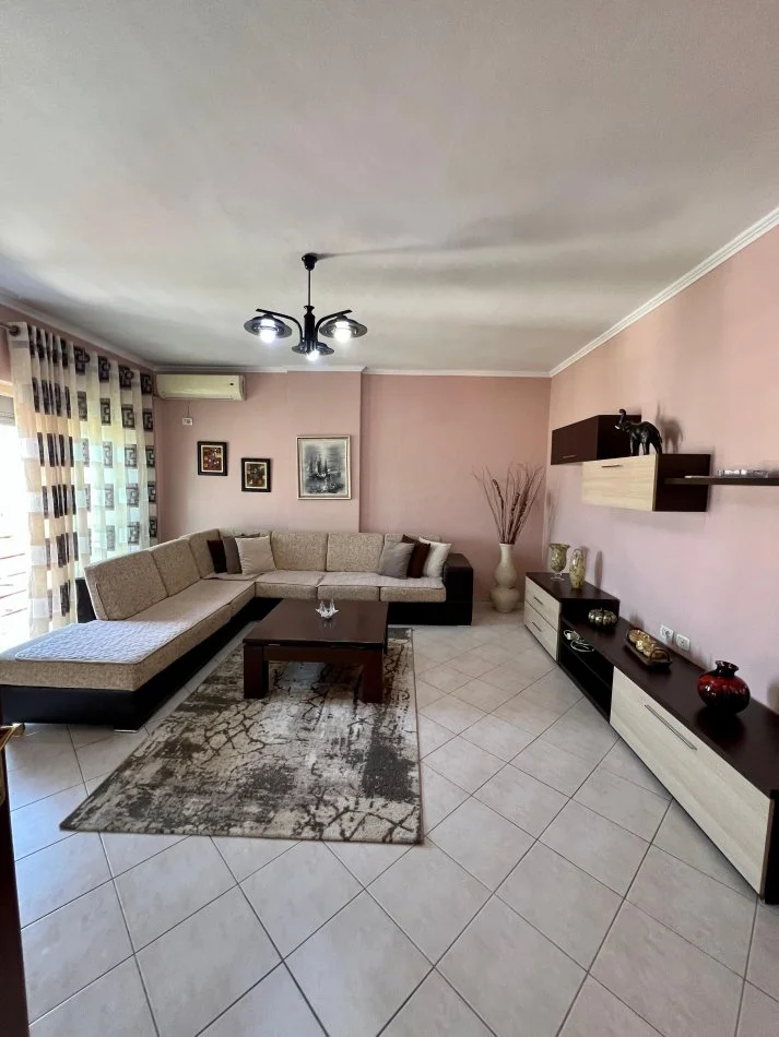 Tirane, jepet me qera apartament 2+1 , 110 m² 600 € 