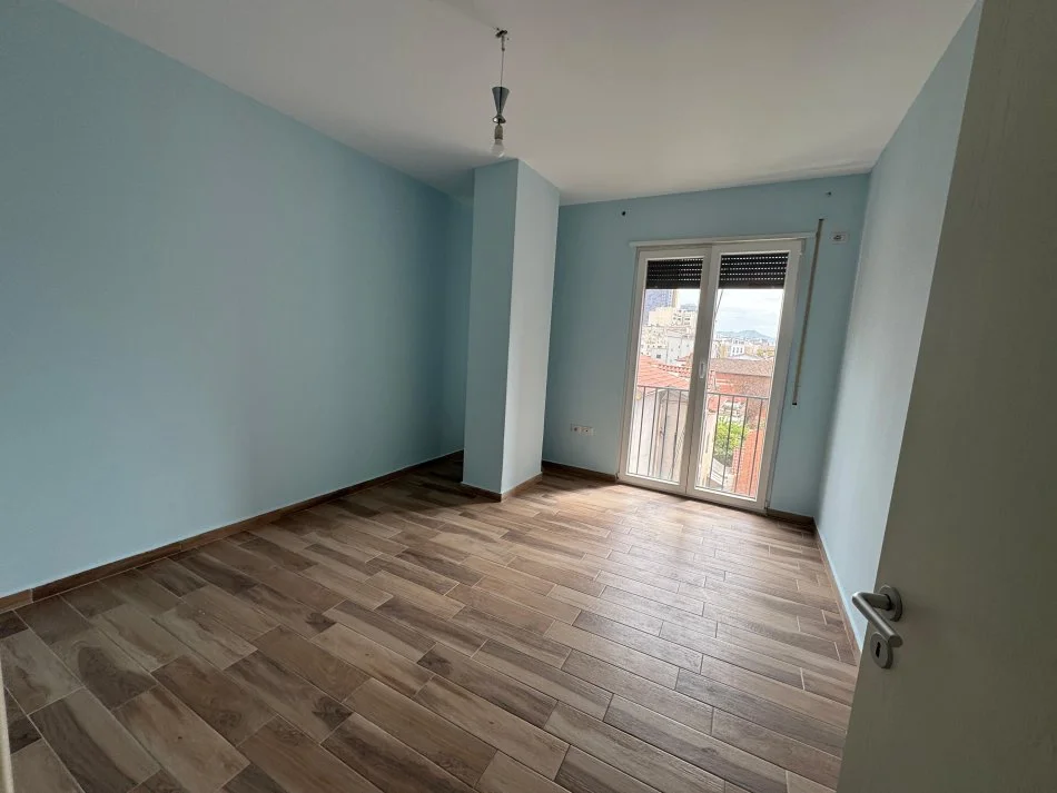 Tirane, shes apartament 1+1 Kati 3, 72 m² 147.000 € (stacioni i trenit)