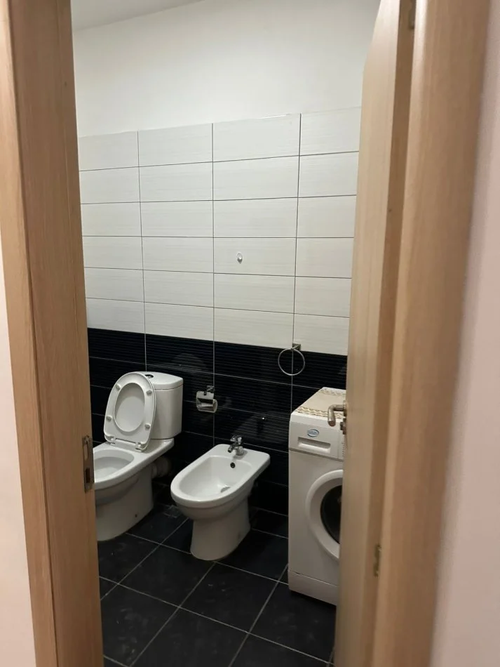 Tirane, jepet me qera apartament 1+1+Ballkon Kati 4, 70 m² 450 € 