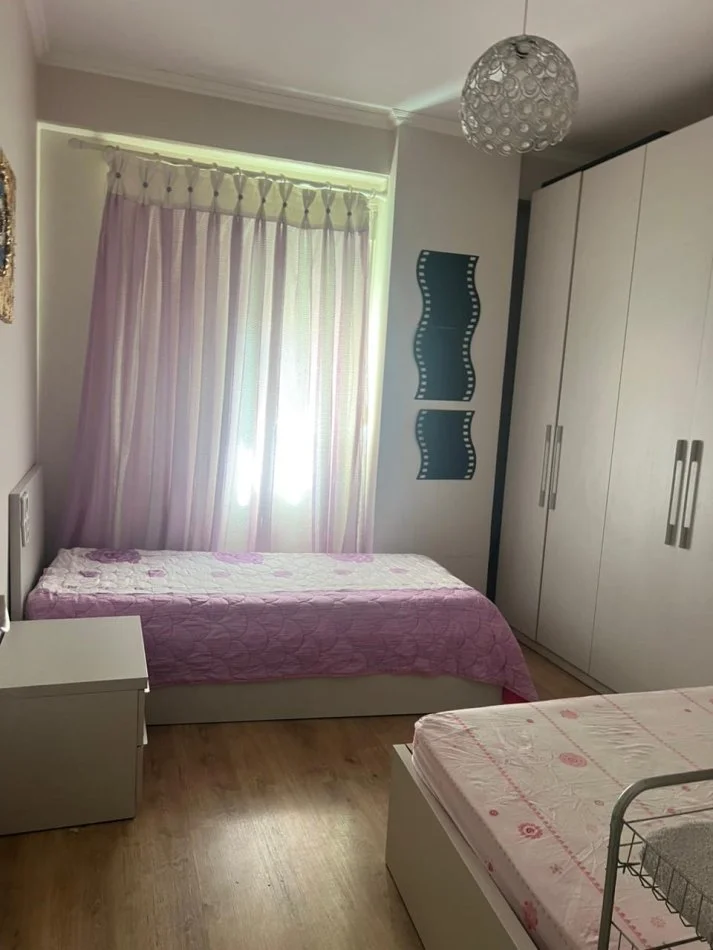 Tirane, jepet me qera apartament 2+1+Ballkon Kati 7, 75 m² 600 € (Rruga Riza Cerova Pazari I Ri)