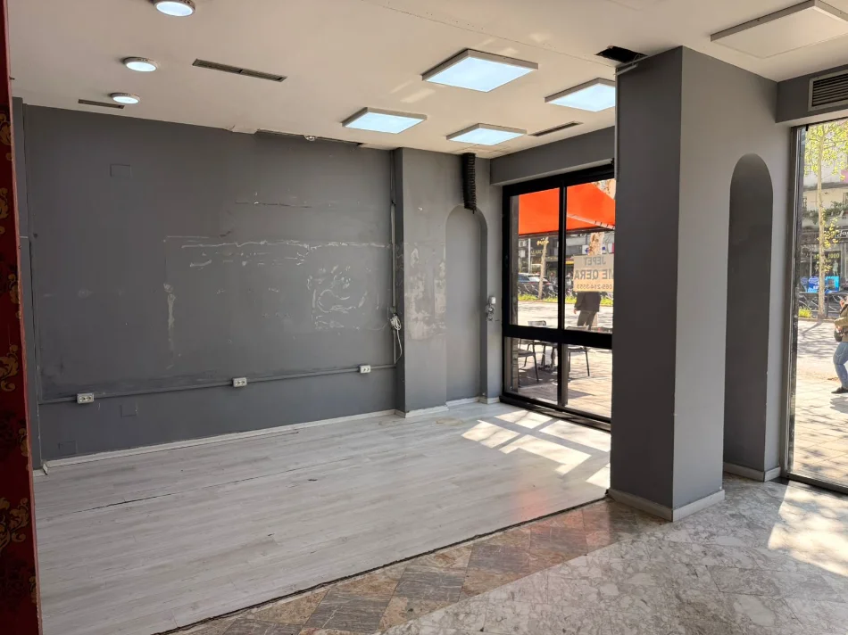 Tirane, jepet me qera dyqan Kati 0, 80 m² 6.100 € (21 Dhjetori)