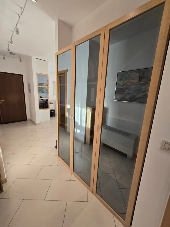 Tirane, jepet me qera zyre Kati 12, 105 m² 1.100 € (Qender)