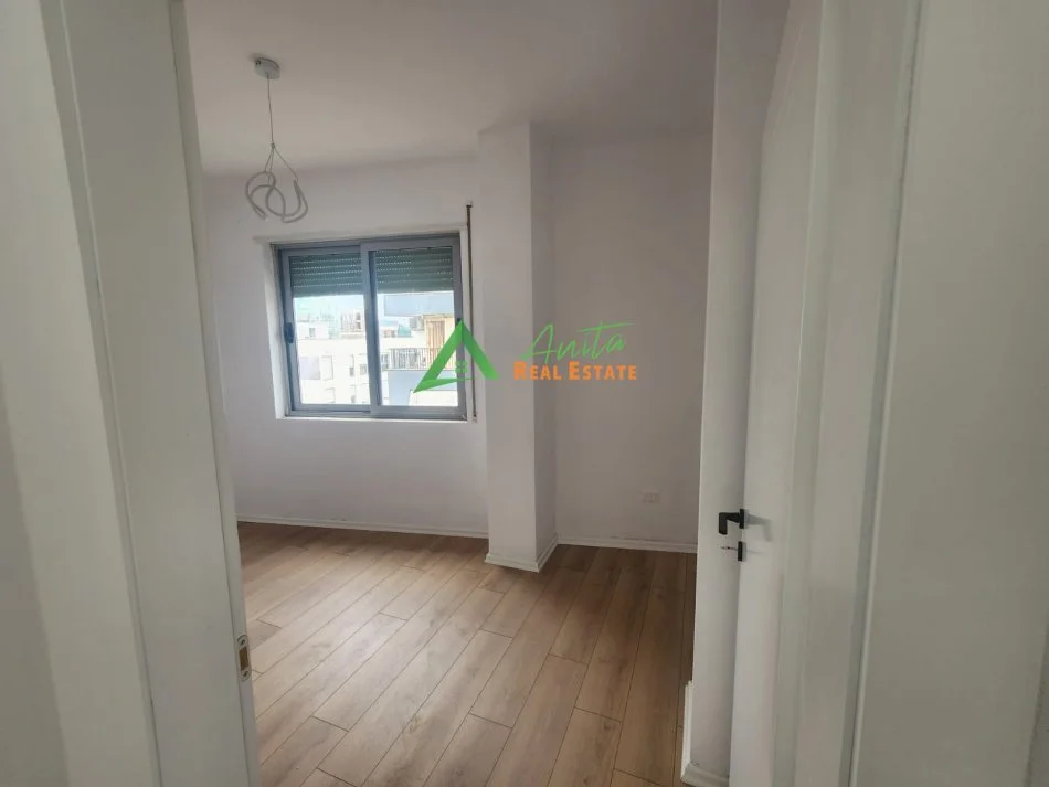 Tirane, shitet apartament 2+1+Ballkon Kati 7, 90 m², Komuna e Parisit  225.000 €
