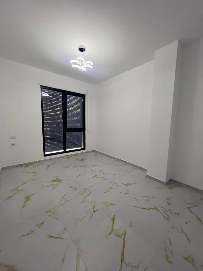Tirane, jepet me qera apartament 2+1+Ballkon Kati 1, 120 m² 800 € (Tregu elektrik)