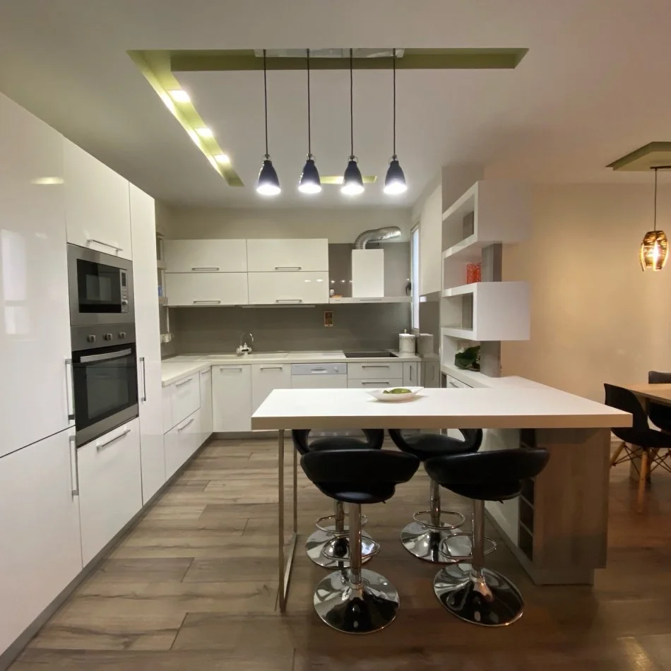 Tirane, jepet me qera apartament 3+1+Ballkon Kati 8, 140 m² 1000 € (ArTurbina)