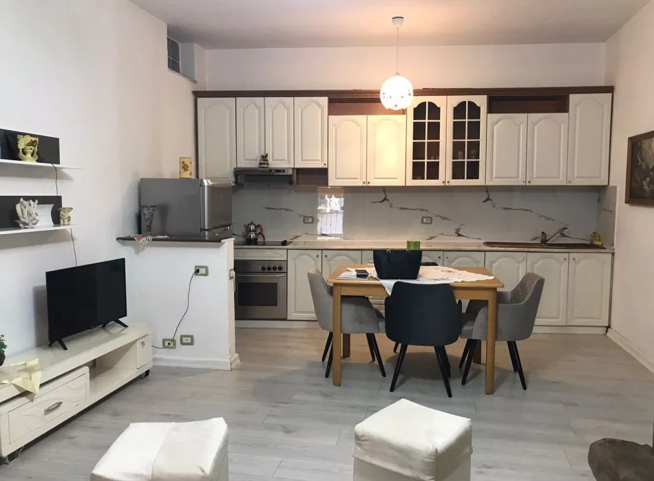Tirane, jepet me qera apartament 1+1 Kati 2, 75 m² 650 € (Rruga Bardhok Biba)