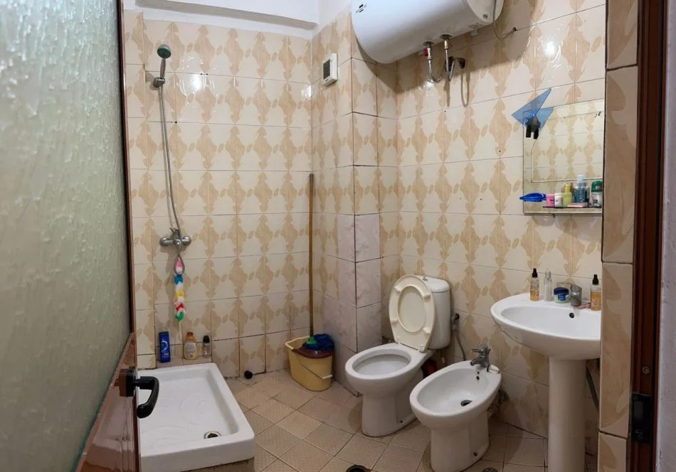 Tirane, jepet me qera apartament 2+1 Kati 2, 400 € 