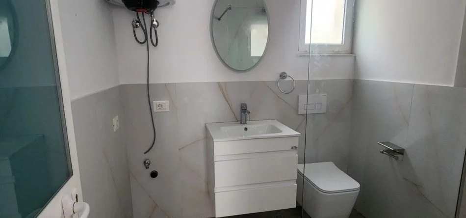 Tirane, jepet me qera apartament 1+1 Kati 1, 50 m² 300 € (Sauk prane Akademis se Policise)