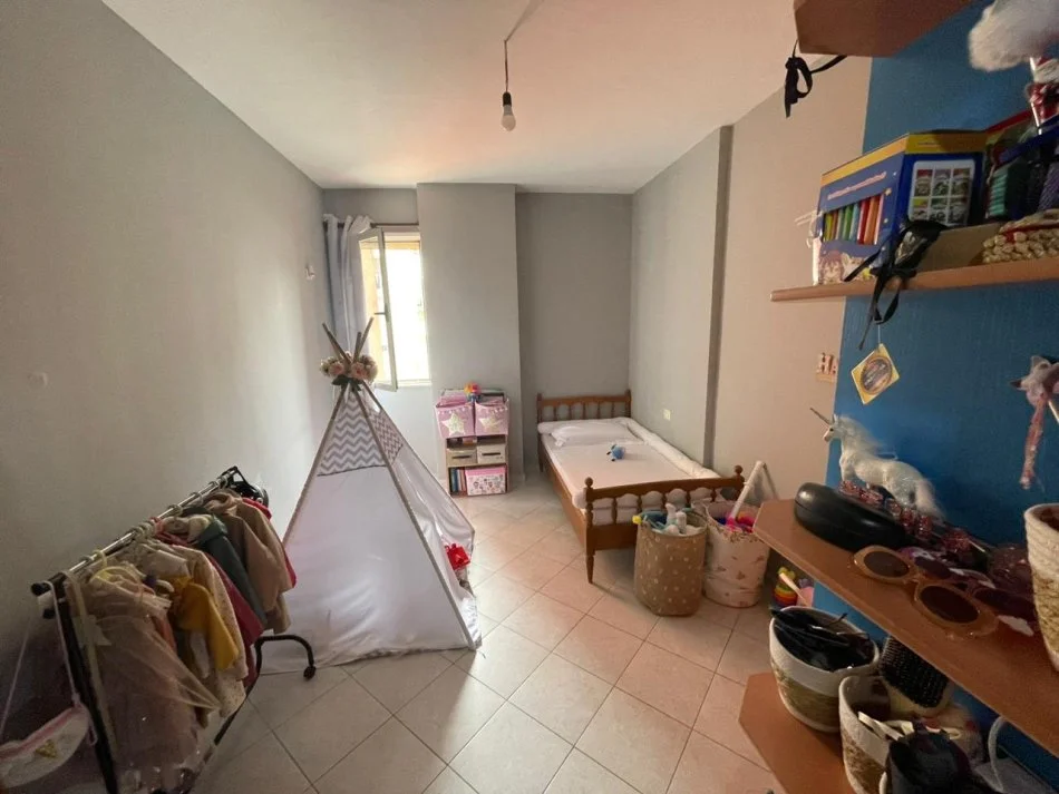 Tirane, jepet me qera apartament 2+1+Ballkon Kati 5, 95 m² 400 € 