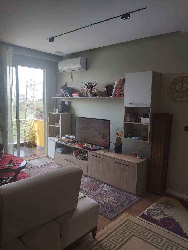 Tirane, jepet me qera apartament 1+1 Kati 5, 65 m² 450 € (Shkoze te Komplesi i TOM Doshit.)