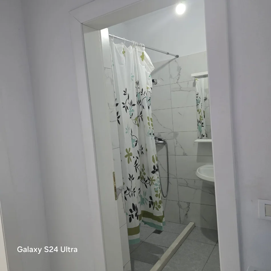 Tirane, jepet me qera apartament 1+1 Kati 2, 65 m² 40.000 Lek (Bar Sorriso ne Astir)