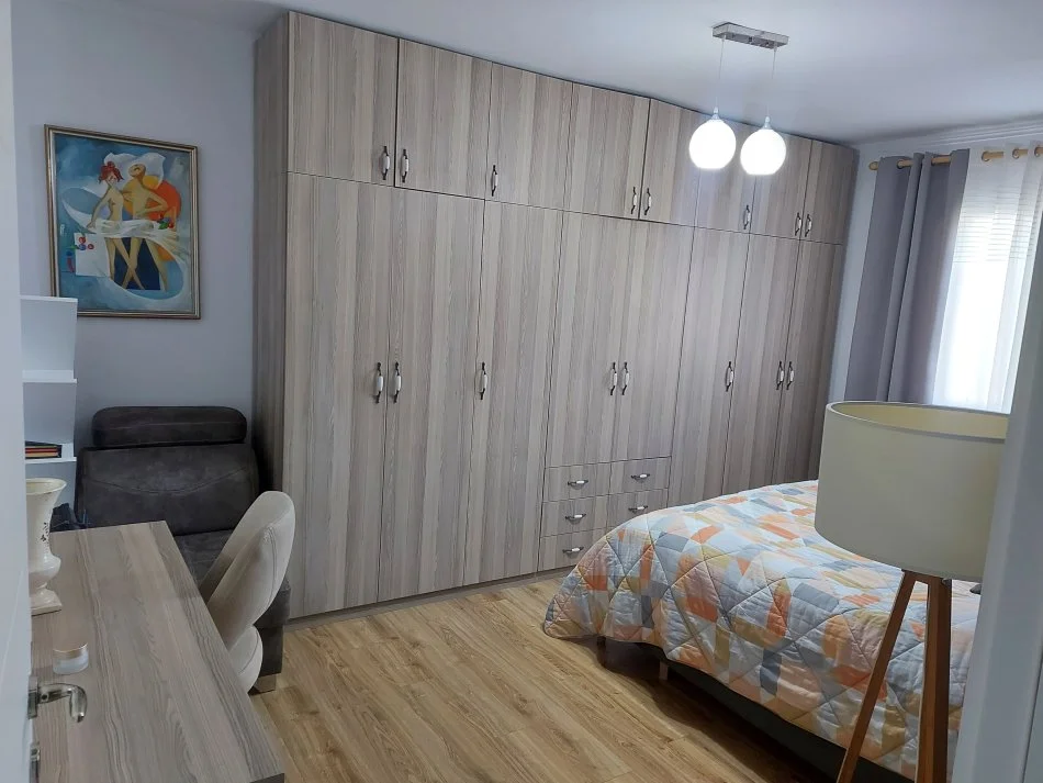 Tirane, jepet me qera apartament 2+1+Ballkon Kati 5, 75 m² 500 € (Rruga Demir Zyko)