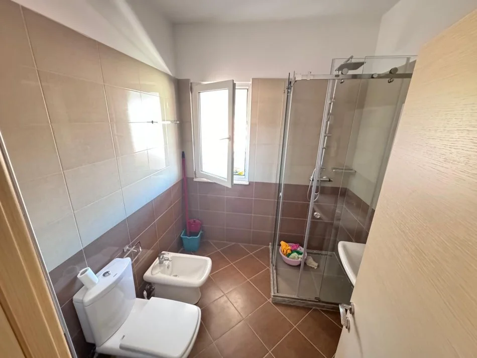 Tirane, jepet me qera apartament 2+1+Ballkon , 600 € 