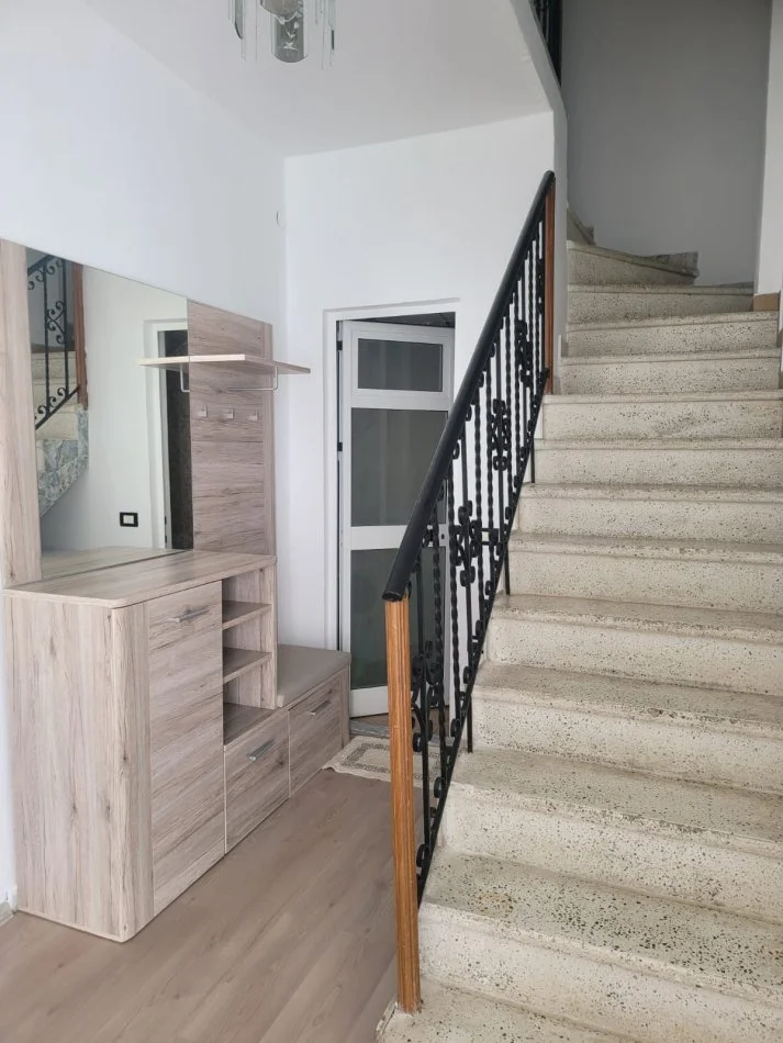 Tirane, jepet me qera apartament 1+1 Kati 2, 160 m² 500 € (Ali Demi)