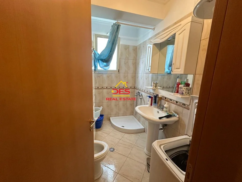 Vlore, jepet me qera apartament 2+1+Ballkon Kati 3, 110 m² 400 € (Rruga Murat Tërbaçi)