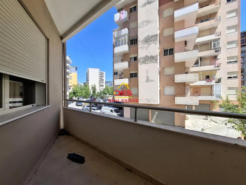 Vlore, jepet me qera apartament 1+1+Ballkon Kati 1, 75 m² 400 € (Rruga Çamëria)