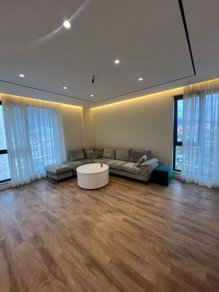 Tirane, jepet me qera apartament 3+1 Kati 7, 140 m² 1.200 € (Rezidenca Erli)