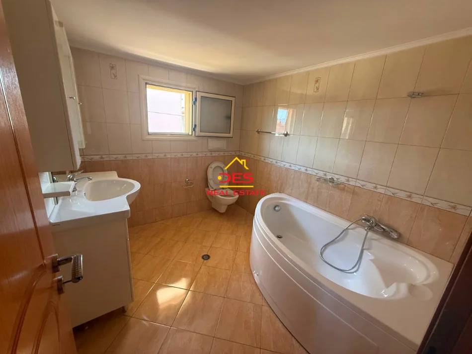 Vlore, jepet me qera Vile 3+1+Ballkon Kati 2, 110 m² 330 € (Rruga Sokrat Leka)