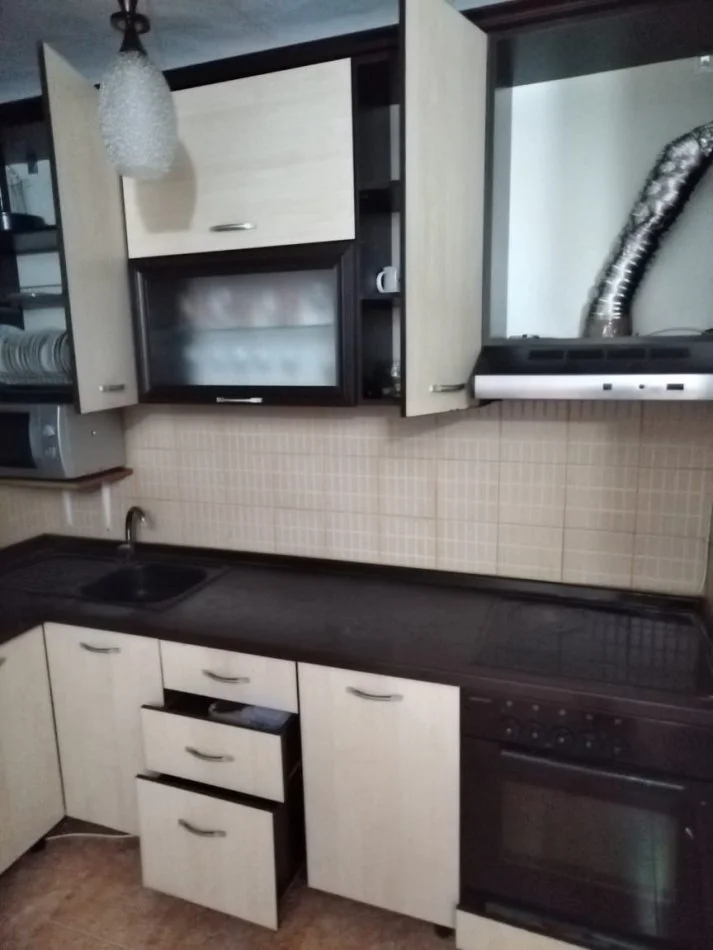 Tirane, jepet me qera apartament 3+1 Kati 2, 100 m² 500 € (rruga Karl Gega)