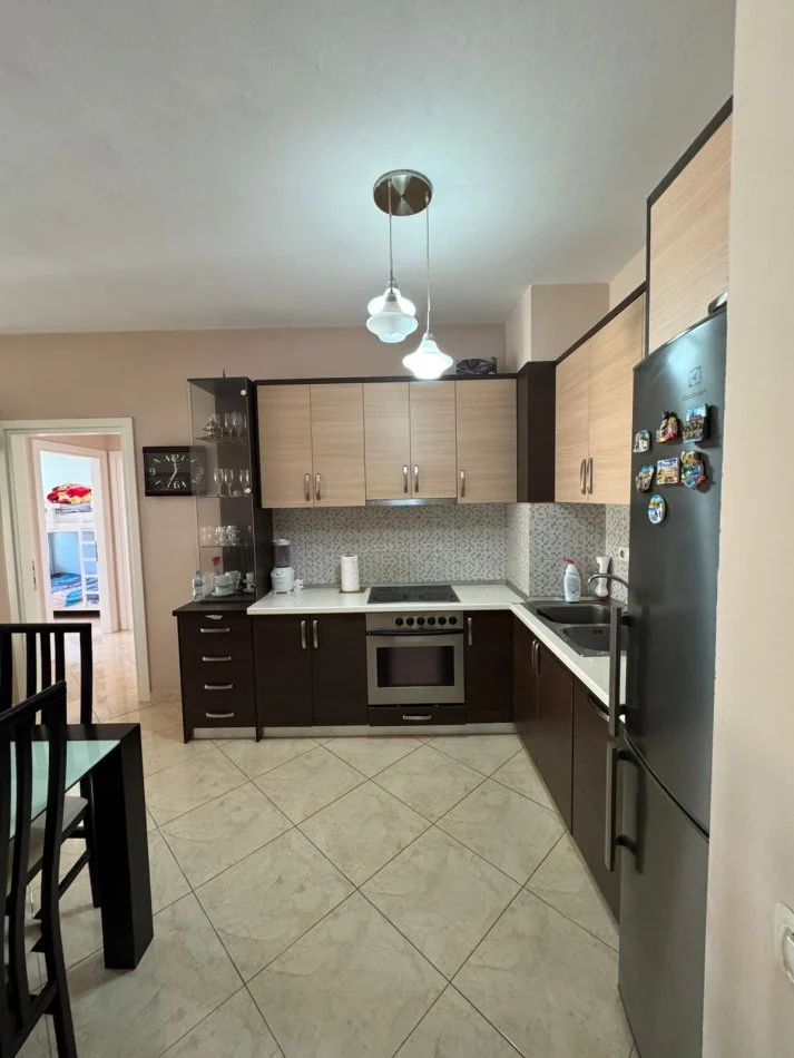 Tirane, jepet me qera apartament 2+1+Ballkon Kati 3, 120 m² 450 € 