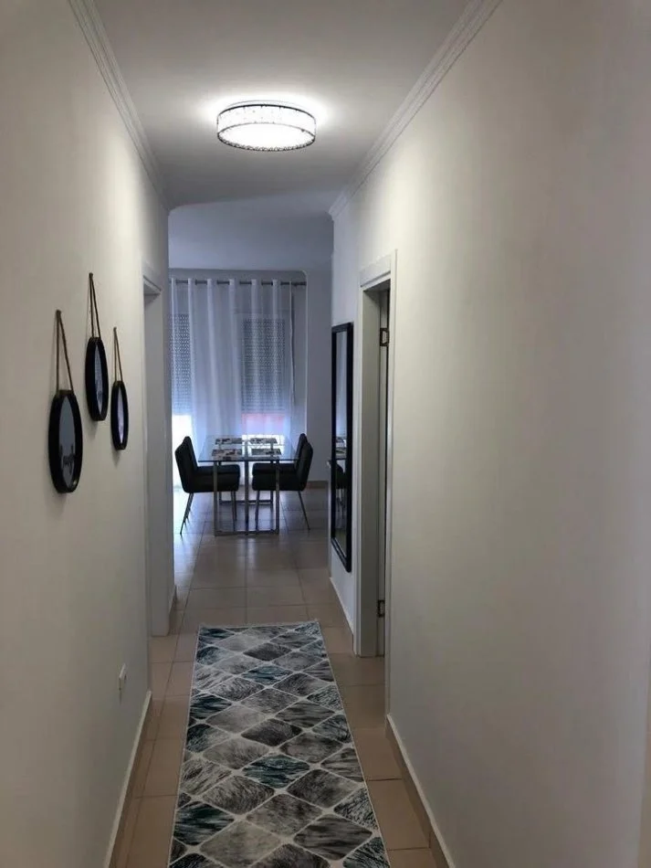 Tirane, jepet me qera apartament 2+1 , 116 m² 650 € (Rruga 5 Maj)