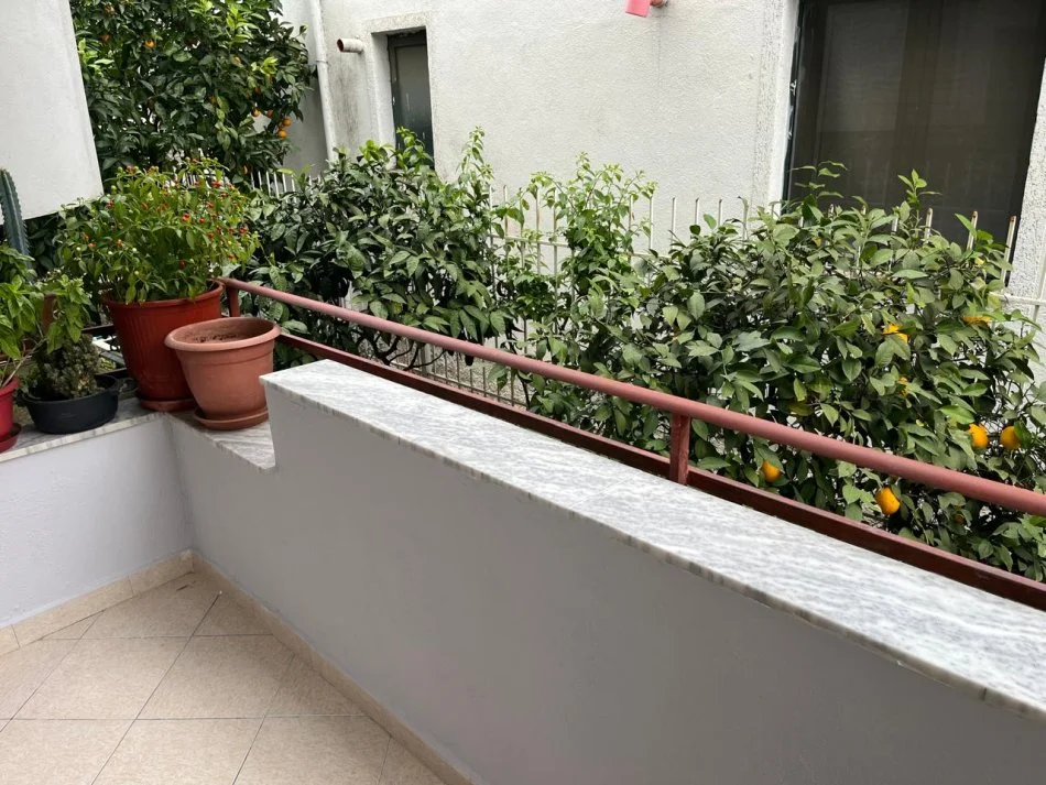 Tirane, jepet me qera apartament 2+1+Aneks+Ballkon Kati 1, 85 m² 60.000 leke (Rruga e kavajes)