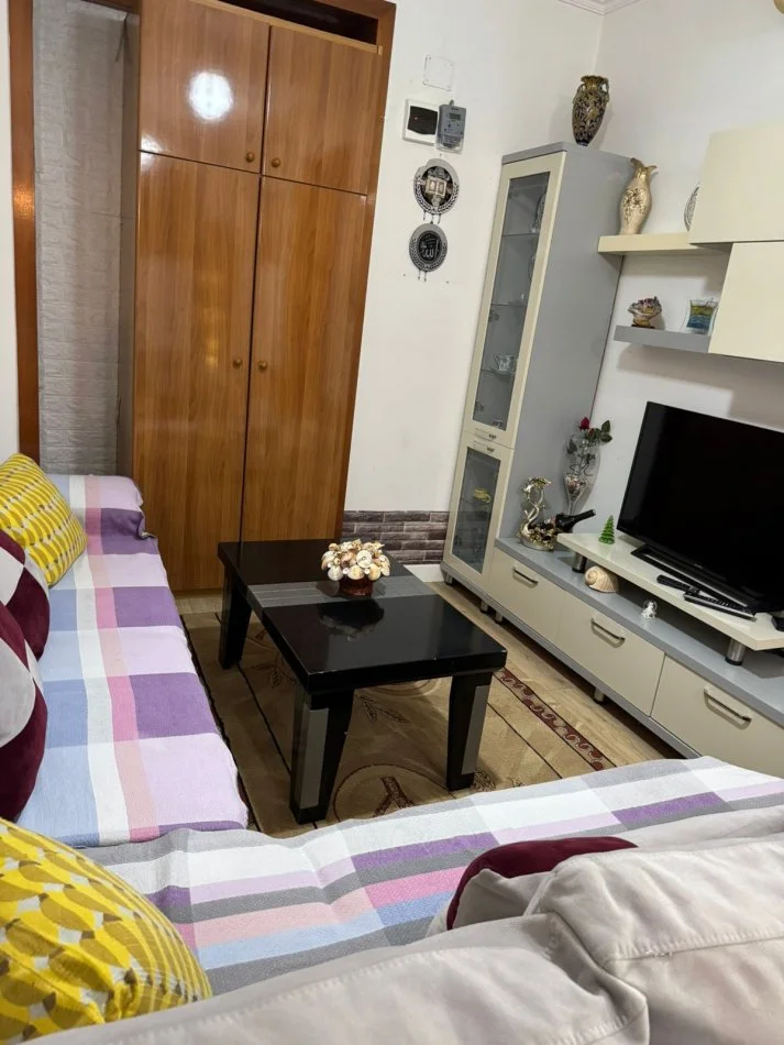 Tirane, jepet me qera apartament 1+1 Kati 1, 45 m² 500 € (rruga Myslym Shyri)