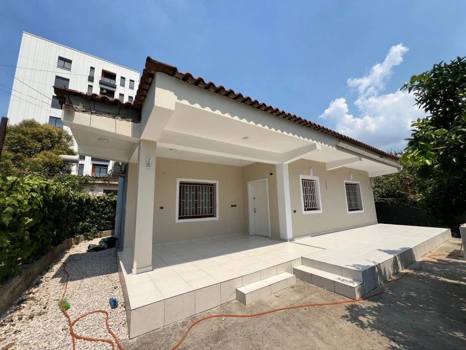 Tirane, jepet me qera shtepi 1+1 Kati 1, 90 m² 600 € 