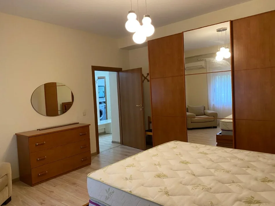 Tirane, jepet me qera apartament 2+1 Kati 2, 120 m² 690 € (brryi)