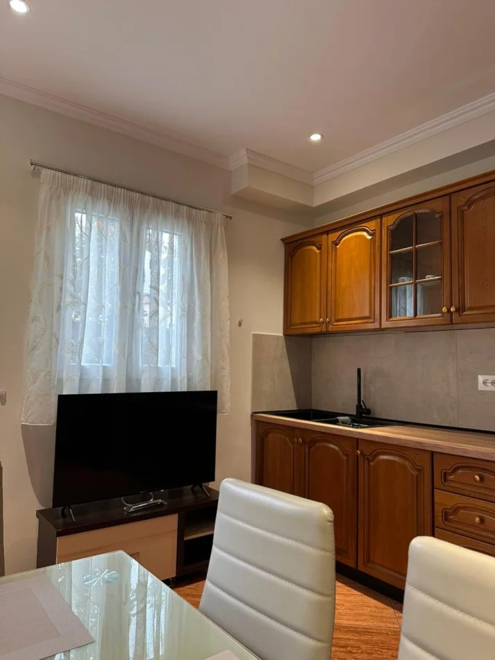 Tirane, jepet me qera apartament 1+1+Ballkon Kati 1, 60 m² 400 € (Rruga 5 Maj)