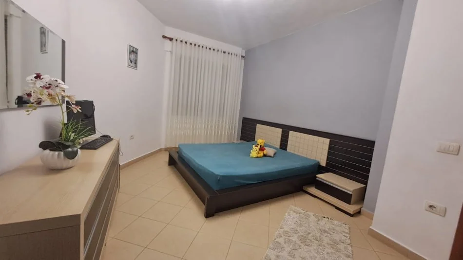 Tirane, jepet me qera apartament 1+1+Ballkon Kati 1, 76 m² 76.250 € (fresk)