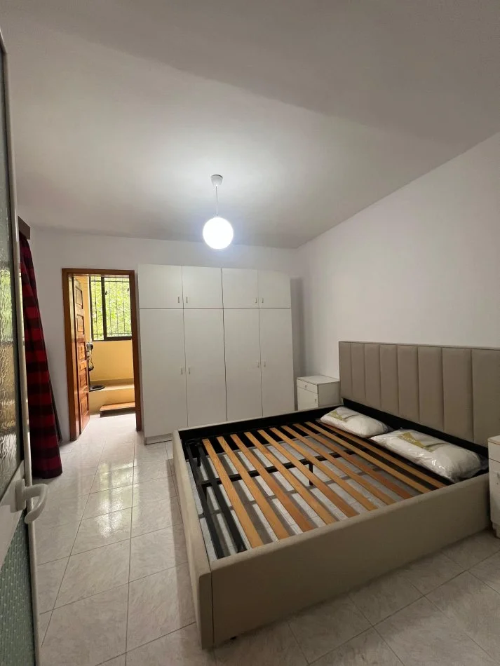 Tirane, jepet me qera apartament 2+1 Kati 0, 100 m² 400 € (Kinostudio)