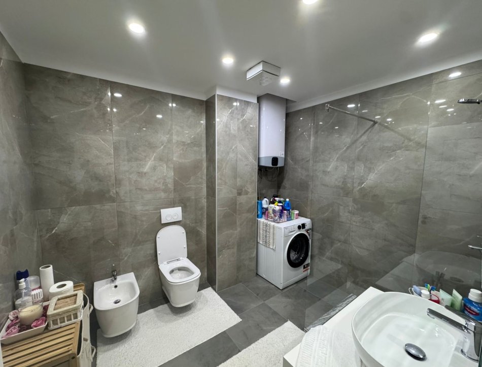 Tirane, shitet apartament 3+1+Ballkon Kati 4, 131 m² 300.000 € (fusha aviacionit)