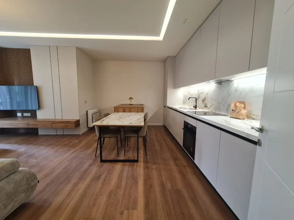 Tirane, jepet me qera apartament 1+1+Ballkon Kati 4, 82 m² 1.000 € (Pazari i Ri)