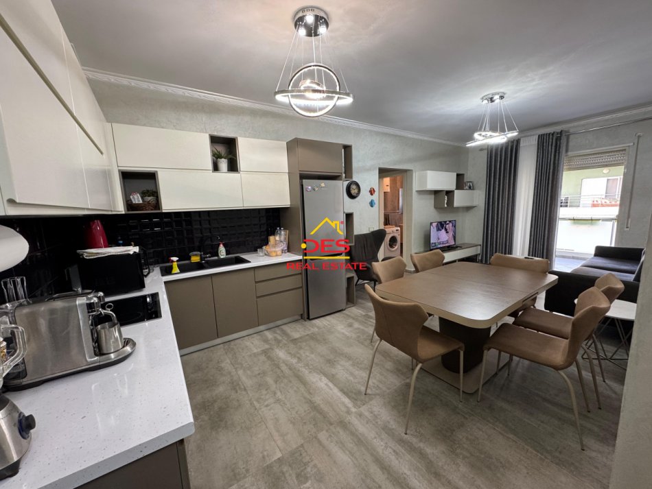Vlore, jepet me qera apartament 2+1+Ballkon Kati 7, 100 m² 600 € (Rruga Murat Tërbaçi , Vlorë)