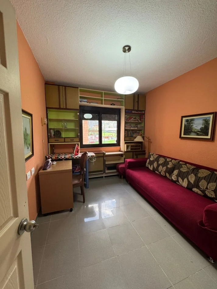 Tirane, jepet me qera apartament 2+1+Ballkon Kati 3, 100 m² 650 € (Rruga e Kosovareve)