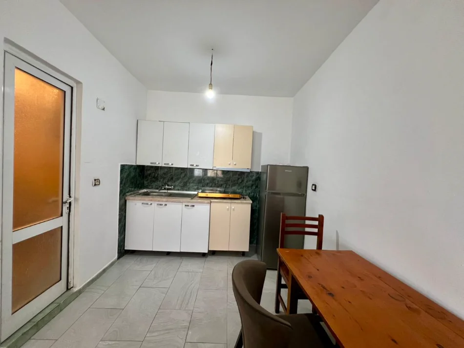 Tirane, jepet me qera garsonier 1+1 Kati 1, 28 m² 180 € (Rruga Mihal Grameno)