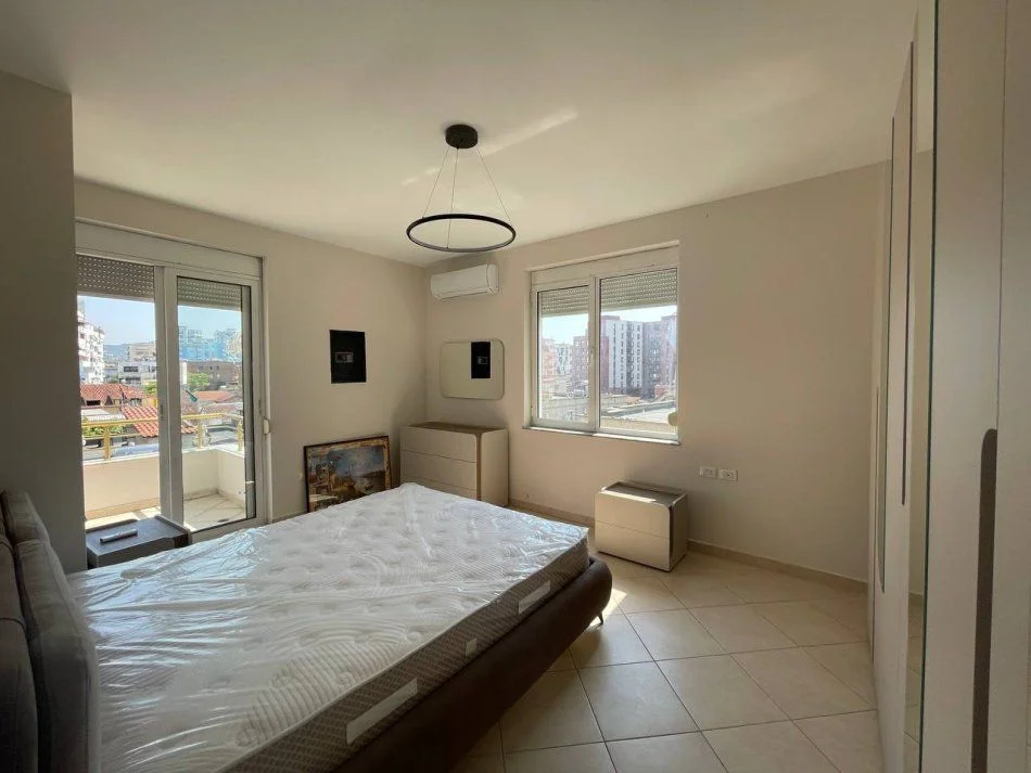 Tirane, jepet me qera apartament 2+1+Ballkon Kati 3, 110 m² 850 € (Rruga e Kavajes)