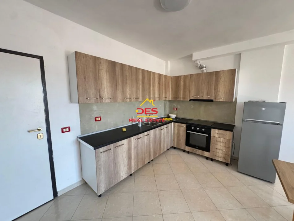 Vlore, jepet me qera apartament 1+1+Ballkon Kati 9, 70 m² 350 € (Rruga Gjergj Arianiti)