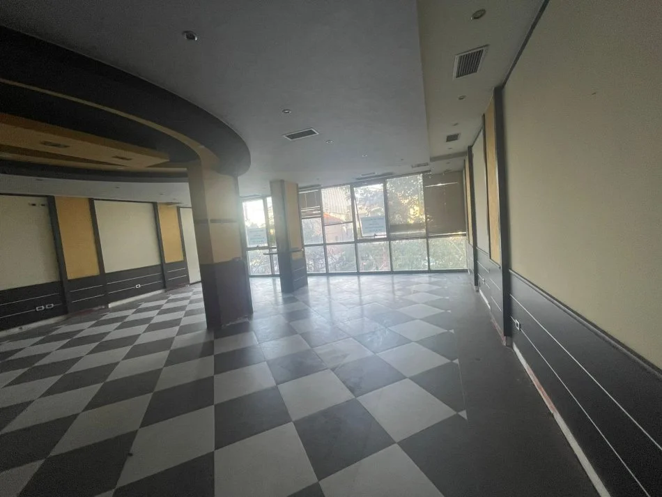 Tirane, jepet me qera ambjent biznesi Kati 2, 700 € 