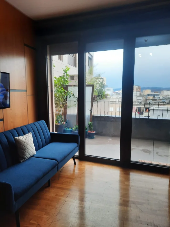 Tirane, jepet me qera apartament 1+1+Ballkon Kati 5, 90 m² 740 € (Rruga Barrikadave)