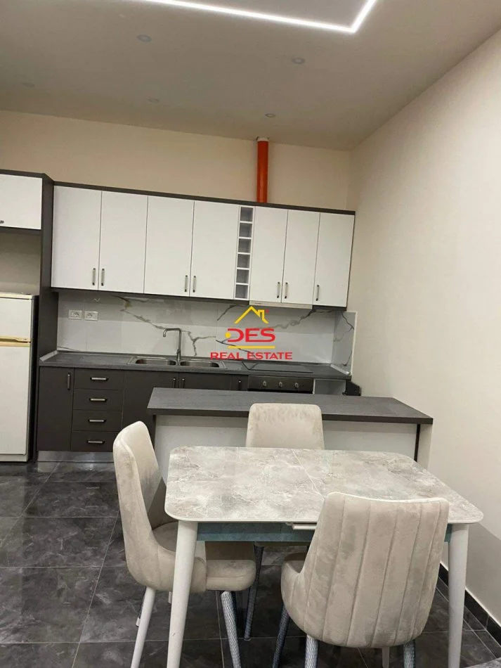 Vlore, jepet me qera apartament 1+1 Kati 0, 65 m² 300 € (Rruga Shyqyri Ali Merka)